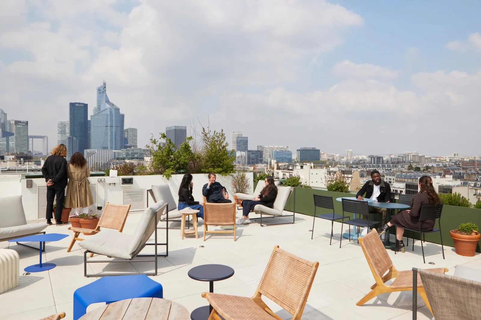 Rooftop aménagé d'un immeuble de bureaux Morning, avec salons extérieurs et vue sur les tours de La Défense